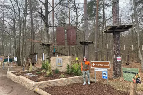 Lukas Barm, einer der zwei Betreiber des Kletterwalds Tilu Adventure in Mehlingen, am neu gestalteten Eingang. Dahinter ist der 