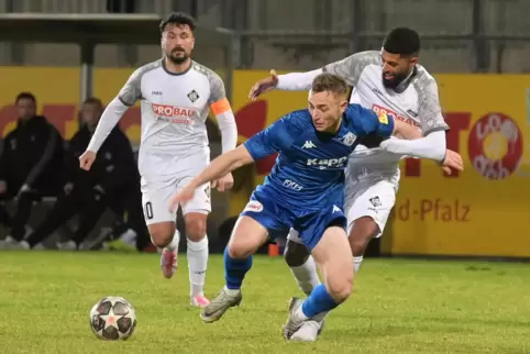 Luca Eichhorn (blaues Trikot) steht mit dem FKP im Finale des Verbandspokals.