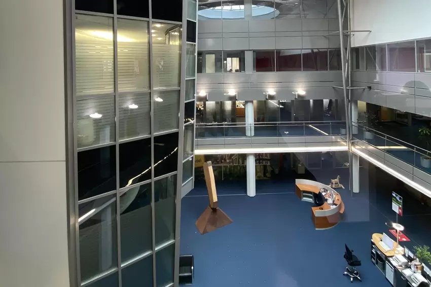 Im großen Atrium soll künftig das Service-Herz der Verwaltung schlagen.