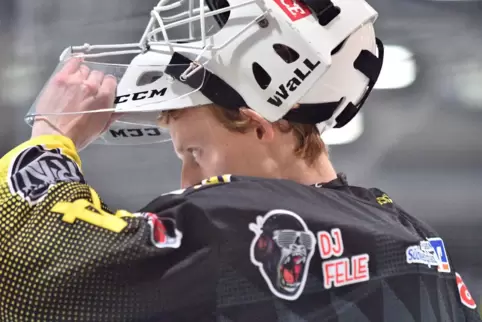 Der Zweibrücker Torwart Viktor Lust hofft, dass er am Sonntag im entscheidenden Halbfinale gegen Mannheim wieder fit ist, um das
