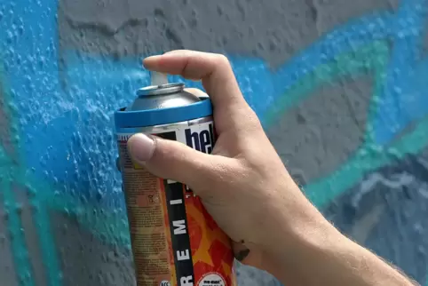 Der 28-Jährige hat offenbar betrunken einen Zugwaggon am Saarbrücker Hauptbahnhof mit Graffiti besprüht, teilt die Polizei mit.