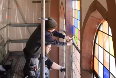  Larissa Hummer und Philipp Schulz, Mitarbeiter der Firma Derix aus Taunusstein, haben das neue Fenster zusammen mit einer Kolle