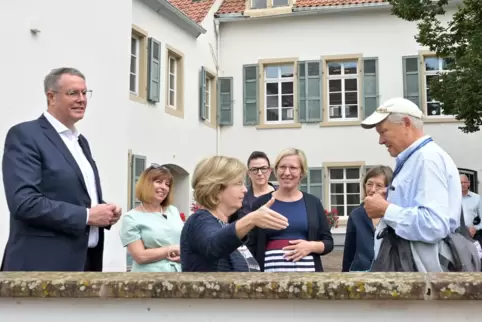 Judenhof: Besichtigung mit Ministerpräsident Alexander Schweitzer (links) und Oberbürgermeisterin Stefanie Seiler (Fünfte von li