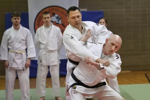 Der Griff muss sitzen: Alex van Recum (vorn) beim Judo-Training in der Turnhalle der Ernst-Reuter-Schule. 
