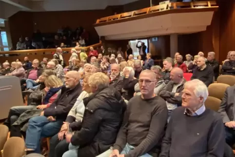 Viele der zahlreichen Homburger im Saal äußerten sich skeptisch. Viele der zahlreichen Homburger im Saal äußerten sich skeptisch.