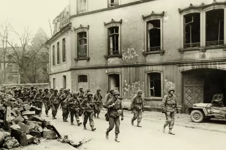 Am 20. M&auml;rz 1945 marschiert die 3. US-Infanteriedivision ins menschenleere Zweibr&uuml;cken ein, an Geb&auml;uden aus der Herzogszeit entl
