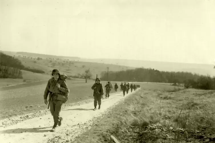 Nachdem der Westwall &uuml;berwunden war, marschierten die Amerikaner ohne Widerstand nach Norden, hier auf dem Weg oberhalb von Maus
