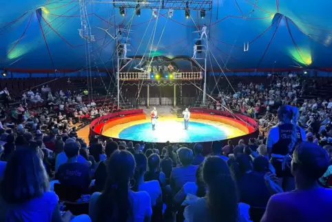 Die Manege im Zirkus Gebrüder Barelli bietet Platz für 1400 Zuschauer. Im März gastiert der Zirkus in Pirmasens. 