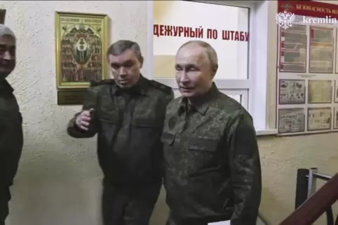 Präsident Wladimir Putin (rechts) und Generalstabschef Walerij Gerassimow (Mitte) besuchen im Tarnanzug das russische Militärhau