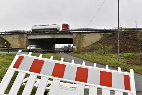 Die Autobahnbrücke über die L523 im Norden Frankenthals ist in die Jahre gekommen und soll neu errichtet werden. Die ersten Vorb