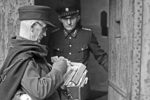 Klopf, klopf! Ein Postbote im Jahr 1950 in Herford. 