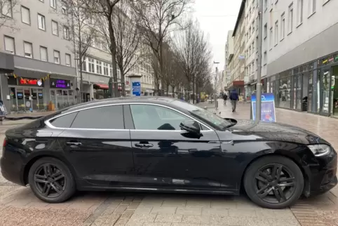 Donnerstagmorgen in der Fußgängerzone: Dieser Wagen parkt direkt vor einem Café. 
