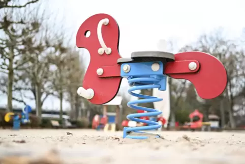 Die Jagdgenossenschaft Fußgönheim hat 3000 Euro für die Sanierung des Spielplatzes „Im Lebküchel“ gespendet.