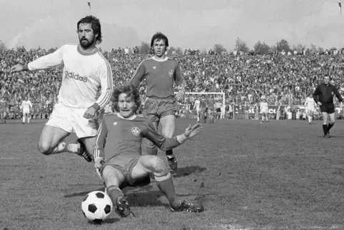 Walter Frosch bei seiner Lieblingsdiziplin Grätsche: Hier ist er vor Münchens Gerd Müller (links) am Ball, hinten FCK-Spieler He
