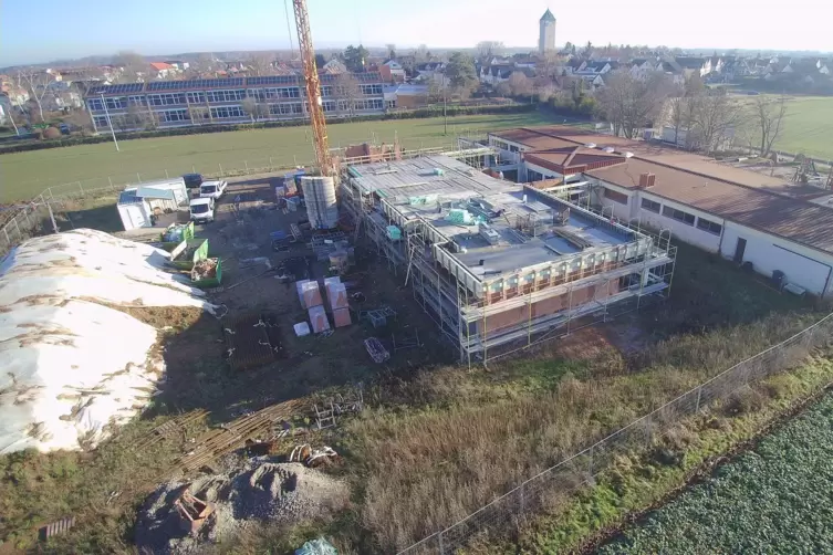 Das Luftbild der Stadt veranschaulicht die Kita-Lage am Ortsrand hinter der Grundschule. Auf deren H&ouml;he sollen Stra&szlig;e und Parkpl
