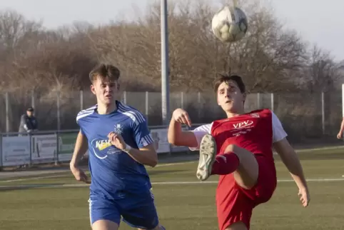Leonard Emmer (rechts) ist mit dem ASV Winnweiler Favorit im Spiel bei der SG Eiche. 