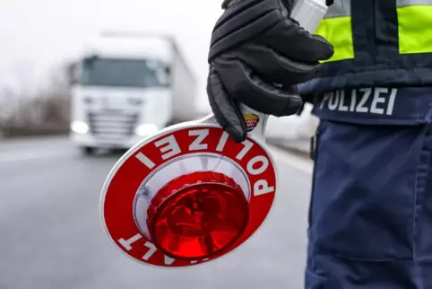 Polizei und Zoll nahmen am Wochenende auf der A61 den grenzüberschreitenden Verkehr in den Blick. 