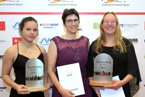 Beim Ball des Sports geehrt (von links): Alesia Büttner (Sportlerin des Jahres) und Corinna Bachmann sowie Elke Müsel aus der Ma