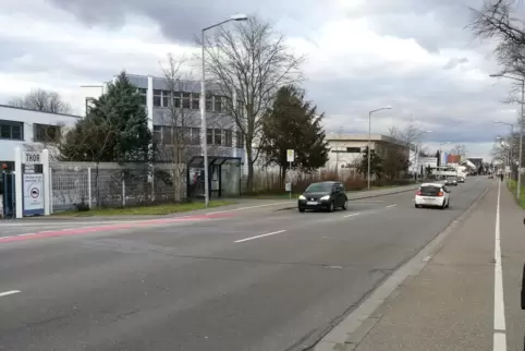 Landwehrstraße: kerzengerader Verlauf verleitet zum Rasen. 