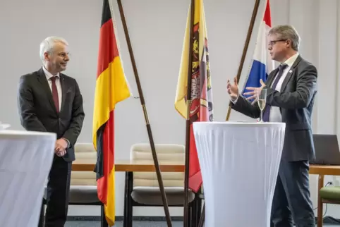 Honorarkonsul Viktor Wilpert Piel (links) stattete der Verbandsgemeinde um Bürgermeister Christian Hirsch (rechts im Bild) im Vo