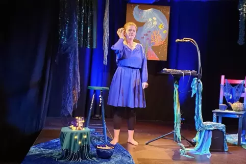 Leni Bohrmanns Solo-Performance „Undine“ ist eine wunderbare Fabel über Freundschaft und Miteinander über Grenzen hinweg.