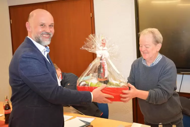 Christian Hanemann (links) &uuml;berreicht Ulf Lanzet ein Abschiedsgeschenk. 