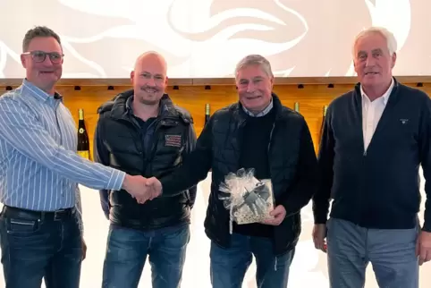 Großes Lob für hoch geschätzten Fachmann: (von links) Vorstandsvorsitzender Andreas Wenser, neuer Kellermeister Christoph Lutz, 
