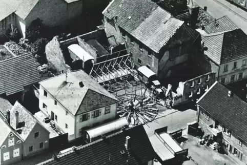 Eine Nachkriegsaufnahme von Friedelsheim, die die Schäden erahnen lässt. 