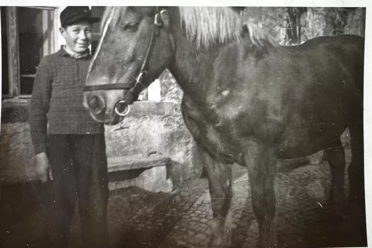 Schon als Kind hilft Claus Bletzer im landwirtschaftlichen Betrieb der Eltern. 