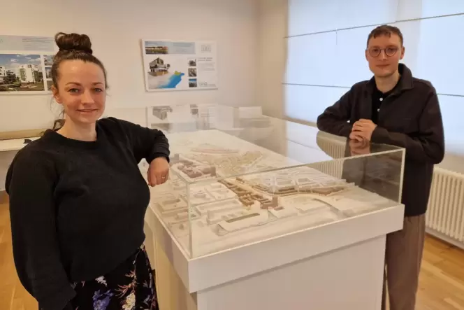 Stadtplanerin Tanja Jauernig und Architekt Leon Wittmaack am »City-West«-Modell im Infocenter an der Rheinallee.