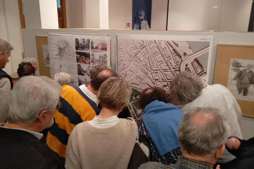Neugierige beim Bürgerforum vor den Adept-Plänen.