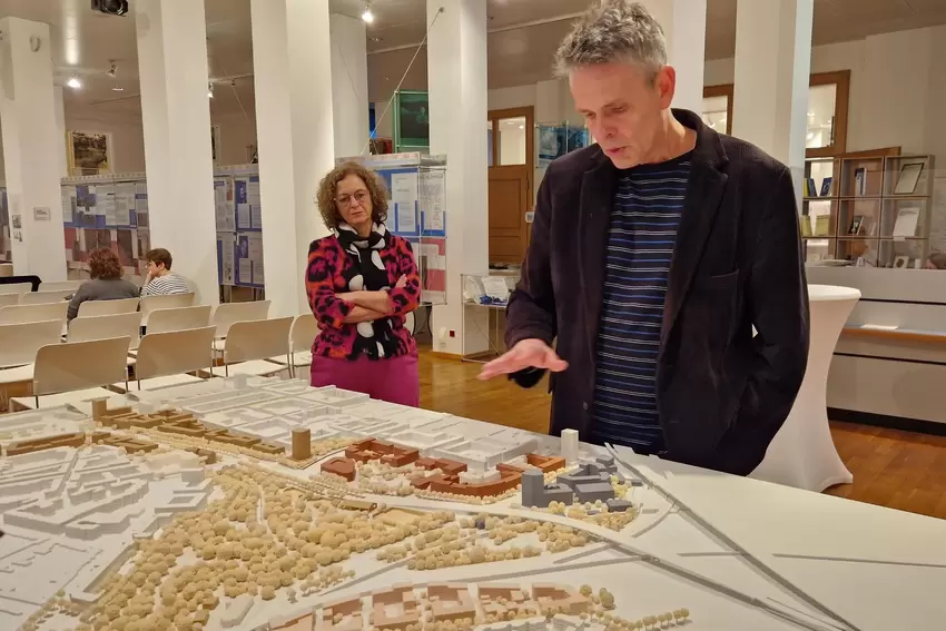 Jury-Chef Markus Neppl und LCE-Geschäftsführerin Sonja Müller-Zaman vor dem »City-West«-Modell.