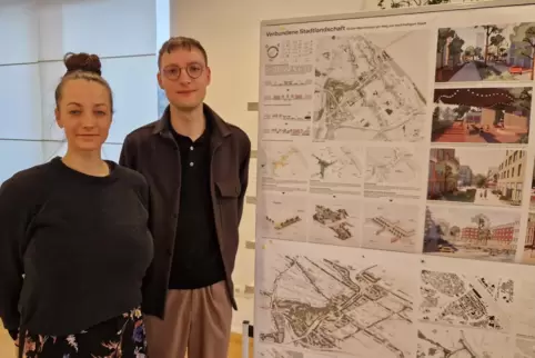  Tanja Jauernig und Leon Wittmaack vom Büro Adept vor den ersten Plänen und Skizzen. 