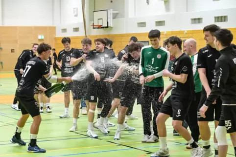 Sektduscher: Dominic Gerbes bespritzt die Kollegen der HSG Dudenhofen nach dem Sieg gegen TSV Speyer.