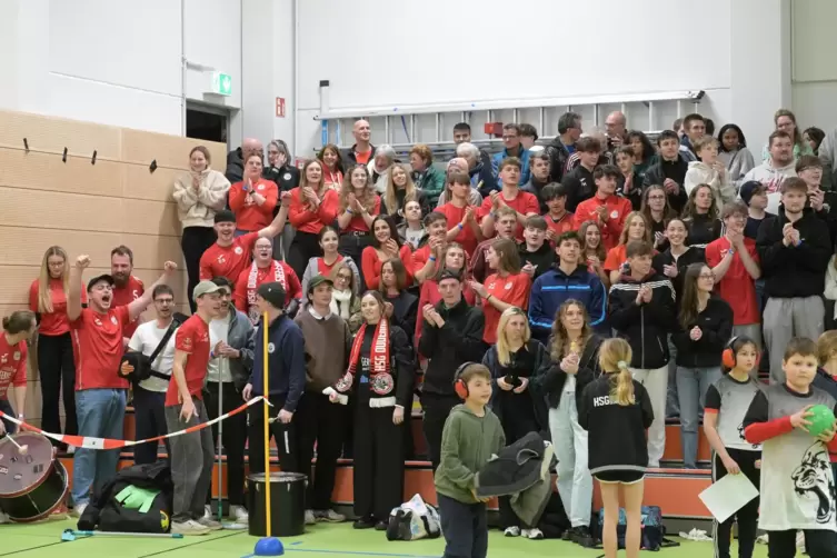 Da ist der Jubel gro&szlig;: Die Fans der HSG Dudenhofen/Schifferstadt bejubeln den Sieg gegen TSV Speyer. 