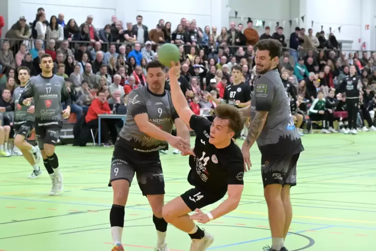 Mann des Tages: Denis Krieg (links) und Fabian Ru&szlig; vom TSV Speyer k&ouml;nnen HSG Dudenhofens Jakob Chrust nicht halten. 