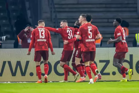 Die Spieler des FCK sollen in Berlin zu spät zur Ausrüstungskontrolle erschienen sein.
