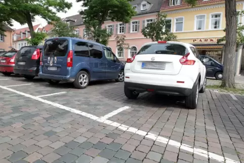 Falschparker auf dem Königsplatz: viel Arbeit für die städtische Verkehrsüberwachung. Falschparker auf dem Königsplatz: viel Arbeit für die städtische Verkehrsüberwachung.