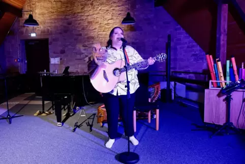 Die Bühne ist voll beim Konzert von Tamara Köcher in der Zehntscheune von Burg Lichtenberg. 