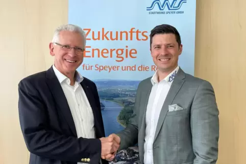 Stadtwerke: Wechsel steht bevor von Wolfgang Bühring (links) zu Georg Weyrich. Stadtwerke: Wechsel steht bevor von Wolfgang Bühring (links) zu Georg Weyrich.