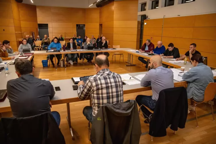 Eine Stunde wurde diskutiert, bevor bei der Hauptstuhler Gemeinderatssitzung in der Sache Steuerhebesätze abgestimmt wurde. 