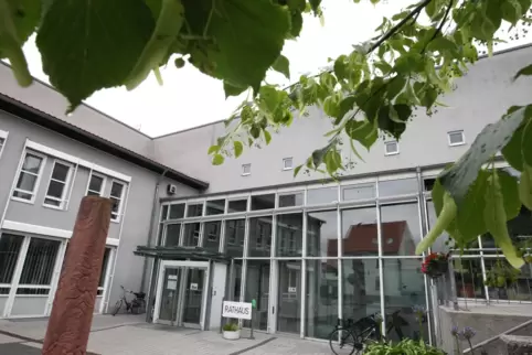 Die Ausstellung findet im Rathaus Waldsee statt.