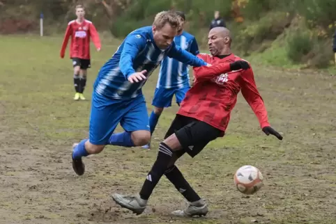 Der neue Top-Torschütze des Tabellenführers: Kevin Ray Mages (rechts) von der SG Heltersberg/Geiselberg, hier im Spiel beim FC M