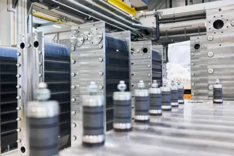 Kernelemente der Wasserstoff-Elektrolyse sind diese sogenannten Stacks. Diese werden derzeit in der Gigawatt-Fabrik von Siemens 