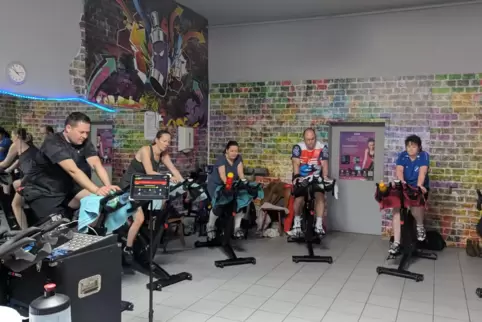 Ein Teil der Teilnehmer auf den Indoor-Fahrrädern. 