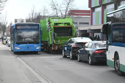 Schüler mussen auf Busse umsteigen: Im Schulzentrum Trift staute sich der Verkehr bei Schulschluss um 13 Uhr. 