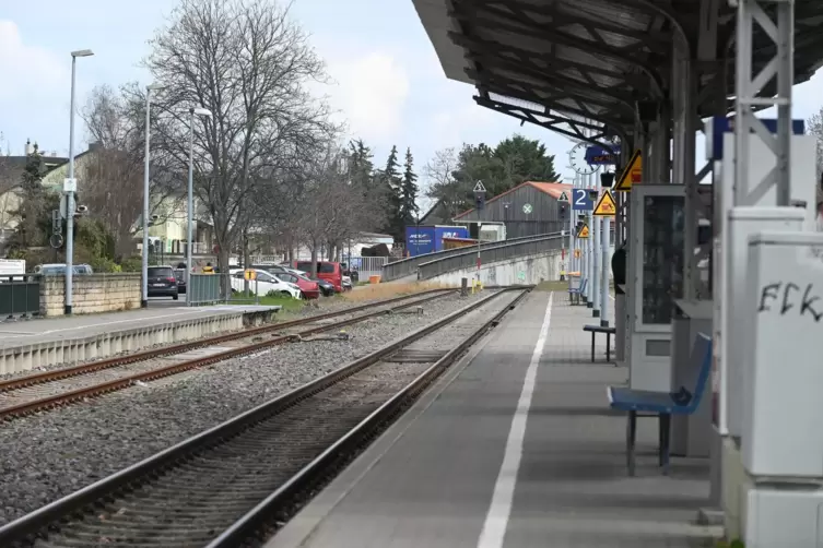 Nichts los: Verwaiste Bahngleise am D&uuml;rkheimer Bahnhof. 