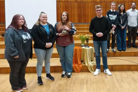 Die Pflegeschüler des Klinikums nehmen den Abraham-Pokal von den Schülern des Max-Planck-Gymnasiums entgegen. 