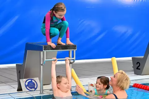 Trainerin Katrin Schauer im Wasser mit Pauline (oben), Elli und Nils. 