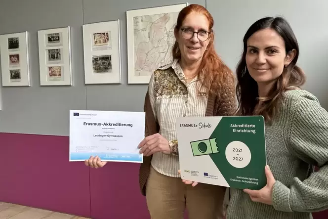 Beim zweiten Anlauf hat es geklappt: Kerstin Hanisch (links) und Luisa Larsen vom Erasmus-plus-Team am Leininger-Gymnasium freue